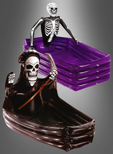 Zwei aufblasbare Getränkekühler (100 x 35 cm) in Form von Halloween-Pool-Schwimmhilfen – einer in Lila mit einem Skelett-Oberkörper, der andere in Schwarz mit einem Sensenmann, der eine Sense hält – eignen sich perfekt als gruselige Halloween-Getränkekühler oder Sarg-Getränkekühler für Ihre nächste Themenparty. Grauer Hintergrund mit Farbverlauf.