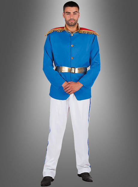 Ein Mann in der Verkleidung des Märchenprinzen James – bestehend aus einer blauen Jacke im Militärstil mit goldenen Knöpfen und Schulterklappen, einer weißen Hose mit blauen Streifen, schwarzen Schuhen und einem glänzenden goldenen Gürtel – nimmt vor einem neutralen grauen Hintergrund eine elegante Pose ein, die an ein klassisches Prinzenkostüm erinnert.