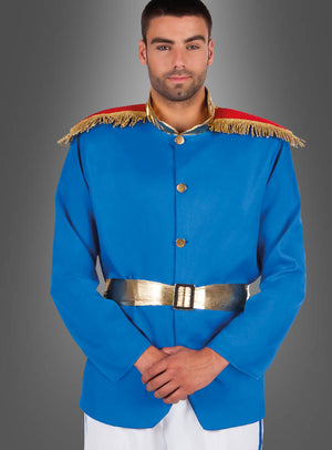 Ein Mann trägt die Verkleidung des Märchenprinzen James, bestehend aus einer blauen Jacke im Militärstil mit goldenen Knöpfen, einem goldenen Gürtel, rot-goldenen Schulterklappen und einer weißen Hose. Er steht vor einem grauen Hintergrund und erinnert damit an das klassische Erscheinungsbild eines Märchenprinzen oder eines Prinzenkostüms.