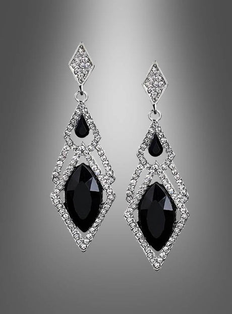 Elegante Silberohrringe für Damen mit großen schwarzen Edelsteinen und kleinen klaren Kristallen in geometrischen Mustern, präsentiert vor einem grauen Hintergrund mit Farbverlauf.