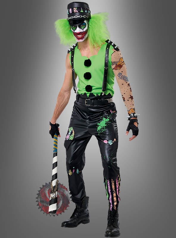 Eine Person, die das „Verrückter Clown Nick Neon“-Kostüm für Herren trägt – komplett mit neongrünem Anzug, Gesichtsbemalung, grüner Perücke, Nietenhut und einem gestreiften Schläger mit Sägeblatt –, steht vor einem grauen Hintergrund – ideal für alle, die ein auffälliges Horrorclown- oder Clown-Kostüm für Herren suchen.