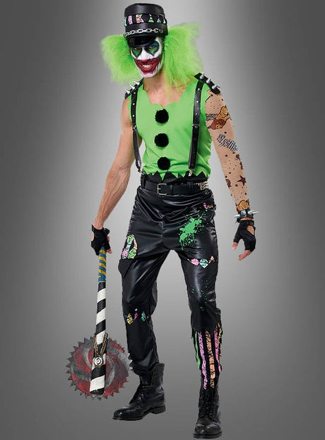 Eine Person, die das „Verrückter Clown Nick Neon“-Kostüm für Herren trägt – komplett mit neongrünem Anzug, Gesichtsbemalung, grüner Perücke, Nietenhut und einem gestreiften Schläger mit Sägeblatt –, steht vor einem grauen Hintergrund – ideal für alle, die ein auffälliges Horrorclown- oder Clown-Kostüm für Herren suchen.