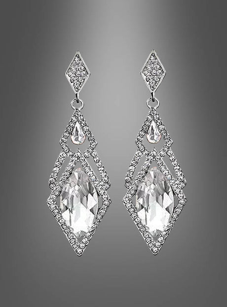 Elegante Silberohrringe für Damen mit geometrischen Formen und klaren Edelsteinen, präsentiert vor einem grauen Farbverlauf.
