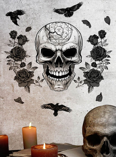 Eine Abbildung eines mit okkulten Symbolen verzierten Schädels, umgeben von Rosen und Krähen, ziert die Wand – ein auffälliger Halloween-Wandaufkleber, der eine einzigartige Deko-Idee darstellt. Kerzen und ein echter menschlicher Schädel, die vorne auf dem Tisch platziert sind, unterstreichen die geheimnisvolle Atmosphäre.