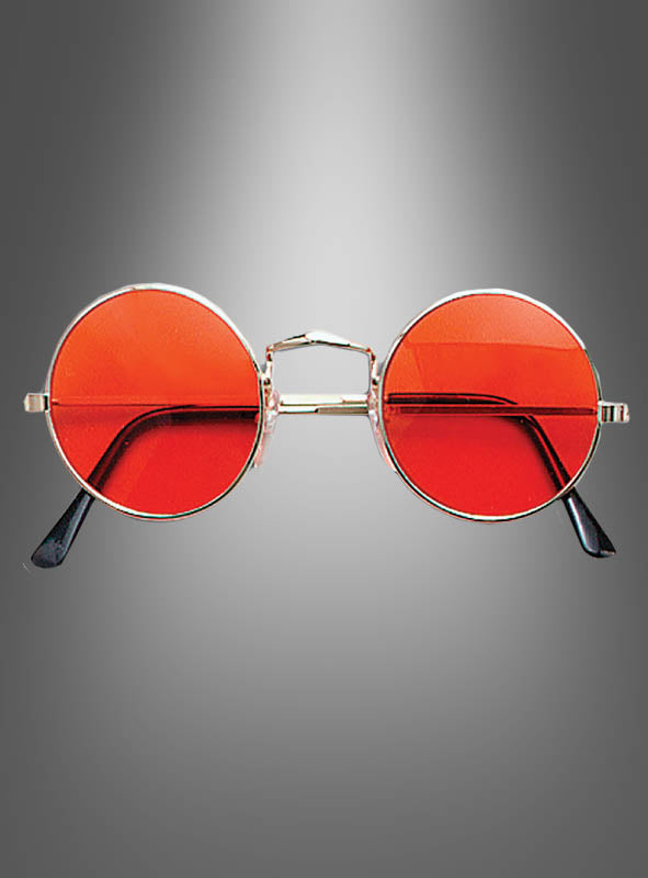 Sonnenbrille im Hippie-„Flower Power“-Stil aus den 70er Jahren mit rot getönten Gläsern und dünnem goldenem Rahmen, präsentiert vor einem grauen Hintergrund mit Farbverlauf.