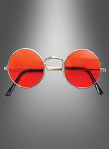 Sonnenbrille im Hippie-„Flower Power“-Stil aus den 70er Jahren mit rot getönten Gläsern und dünnem goldenem Rahmen, präsentiert vor einem grauen Hintergrund mit Farbverlauf.