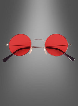 Hippie-Brille im Flower-Power-Stil aus den 70er Jahren mit roten Gläsern und dünnem Metallrahmen, dargestellt vor einem grau verlaufenden Hintergrund.