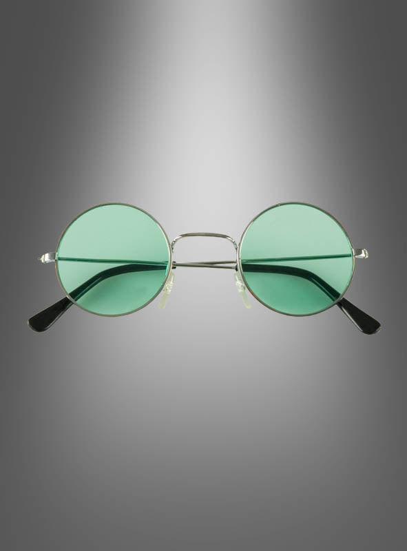 Die 70er-Jahre-Nickelbrille „Hippie Flower Power“ mit grün getönten, runden Gläsern und einem schmalen Metallrahmen wird vor einem grauen Hintergrund mit Farbverlauf präsentiert.