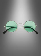 Die 70er-Jahre-Nickelbrille „Hippie Flower Power“ mit grün getönten, runden Gläsern und einem schmalen Metallrahmen wird vor einem grauen Hintergrund mit Farbverlauf präsentiert.