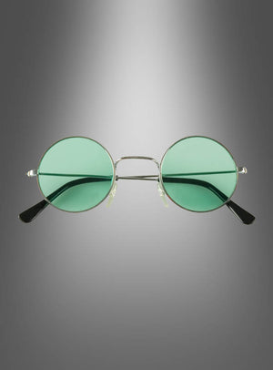 Die 70er-Jahre-Nickelbrille „Hippie Flower Power“ mit grün getönten, runden Gläsern und einem schmalen Metallrahmen wird vor einem grauen Hintergrund mit Farbverlauf präsentiert.
