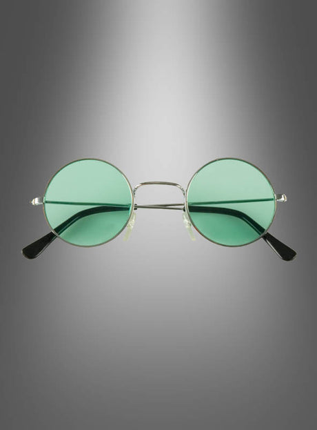 Die 70er-Jahre-Nickelbrille „Hippie Flower Power“ mit grün getönten, runden Gläsern und einem schmalen Metallrahmen wird vor einem grauen Hintergrund mit Farbverlauf präsentiert.
