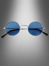 Hippie-Brille „Flower Power“ aus den 70er Jahren mit blau getönten Gläsern und dünnem Metallrahmen, präsentiert vor einem grau verlaufenden Hintergrund.