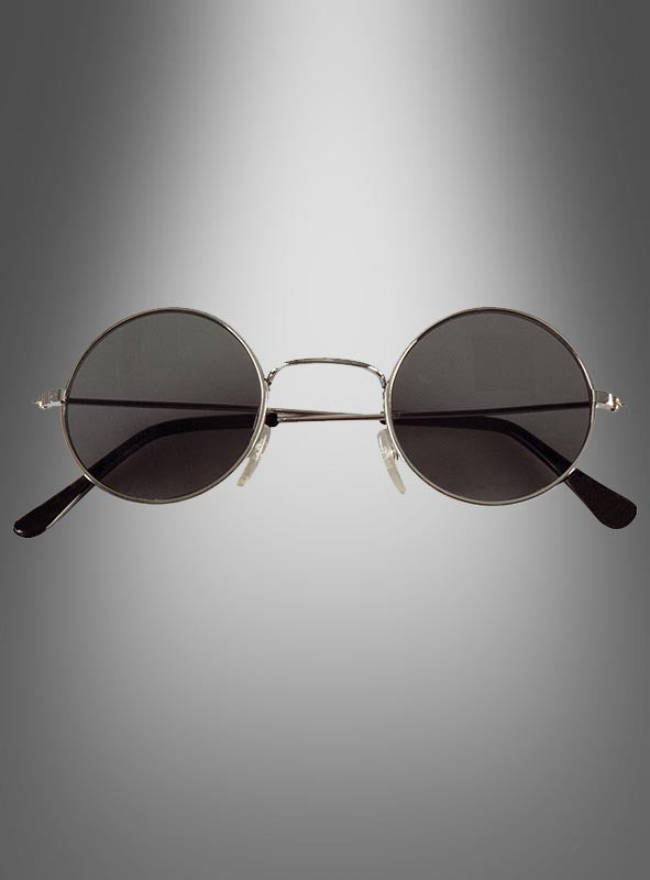 Die Sonnenbrille „Hippie Flower Power“ im Stil der 70er Jahre mit runden schwarzen Gläsern und einem schmalen silbernen Rahmen wird von vorne vor einem grau verlaufenden Hintergrund gezeigt.