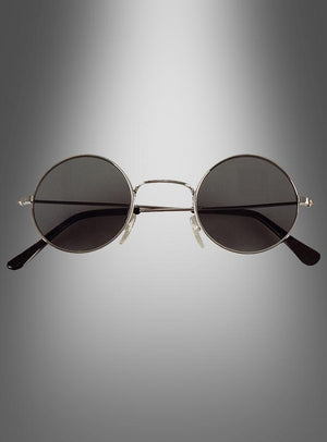 Die Sonnenbrille „Hippie Flower Power“ im Stil der 70er Jahre mit runden schwarzen Gläsern und einem schmalen silbernen Rahmen wird von vorne vor einem grau verlaufenden Hintergrund gezeigt.