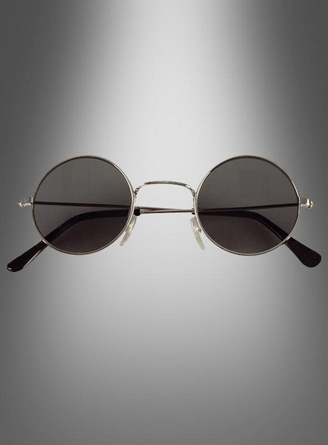 Die Sonnenbrille „Hippie Flower Power“ im Stil der 70er Jahre mit runden schwarzen Gläsern und einem schmalen silbernen Rahmen wird von vorne vor einem grau verlaufenden Hintergrund gezeigt.
