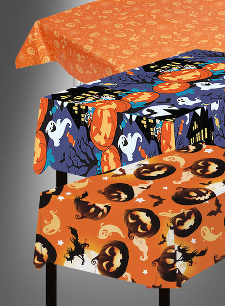 Drei Mehrweg-Tischdecken zum Thema Halloween – „Halloween-Kürbisse“ – eignen sich ideal als Kürbis-Tischdecke oder Halloween-Tischdecke und zeigen Kürbisse, Geister, Hexen, Fledermäuse und Monde in festlichen Orange- und Schwarztönen. Diese auffälligen Halloween-Dekorationsstücke werden auf Tischen vor einem grauen Hintergrund präsentiert.