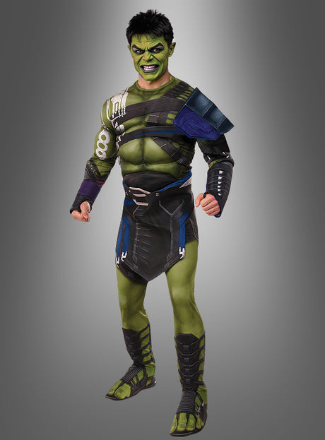 Eine Person trägt das Hulk-Gladiator-Kostüm ohne Maske, inspiriert vom Film „Thor: Tag der Entscheidung“, steht mit geballten Fäusten vor einem neutralen grauen Hintergrund und präsentiert ein authentisches Marvel-Lizenzkostüm.
