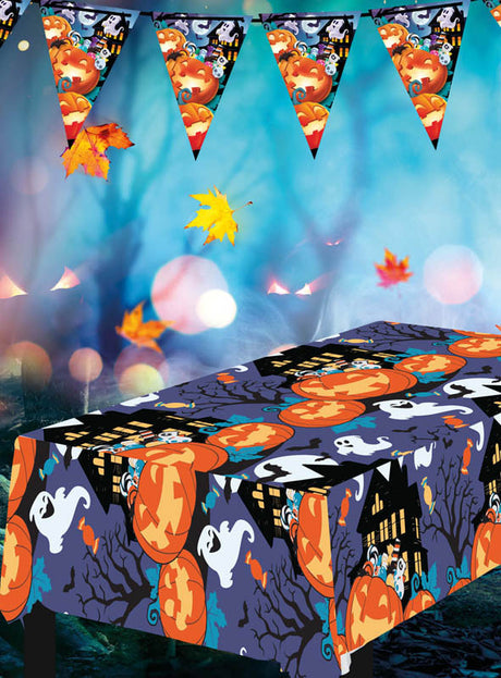 Eine Halloween-Party-Dekoration mit einer Mehrweg-Tischdecke mit Halloween-Kürbissen sowie Tischdecken mit Geistermotiven, ergänzt durch passende Wimpelketten – alles vor einem blauen Hintergrund, der mit Herbstblättern und verschwommenen Lichtern verziert ist – perfekt, um die ultimative Halloween-Dekoration zu schaffen.