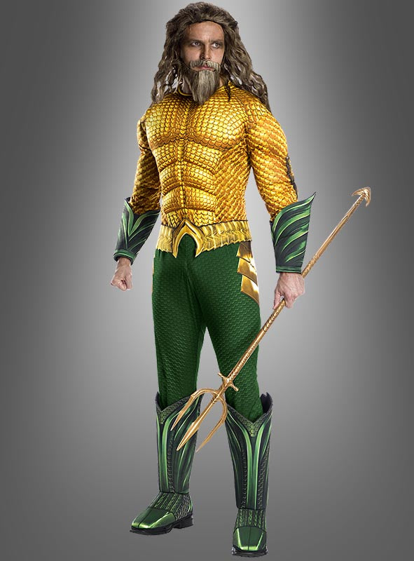Eine Person im Aquaman-Herrenkostüm – bestehend aus einem goldenen Oberteil mit Schuppenmuster, einer grünen Hose, passenden grünen Stiefeln und einem Dreizack – steht vor einem grauen Hintergrund. Dieses authentische DC-Lizenzkostüm verkörpert eindrucksvoll den ikonischen Look des legendären Superhelden.