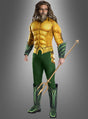 Eine Person im Aquaman-Herrenkostüm – bestehend aus einem goldenen Oberteil mit Schuppenmuster, einer grünen Hose, passenden grünen Stiefeln und einem Dreizack – steht vor einem grauen Hintergrund. Dieses authentische DC-Lizenzkostüm verkörpert eindrucksvoll den ikonischen Look des legendären Superhelden.