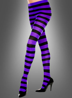 Ein Model trägt die „Ringelstrumpfhosen breit gestreift“ in violetten und schwarzen Querstreifen sowie schwarze Schuhe mit hohen Absätzen und steht vor einem grauen Hintergrund mit Farbverlauf.