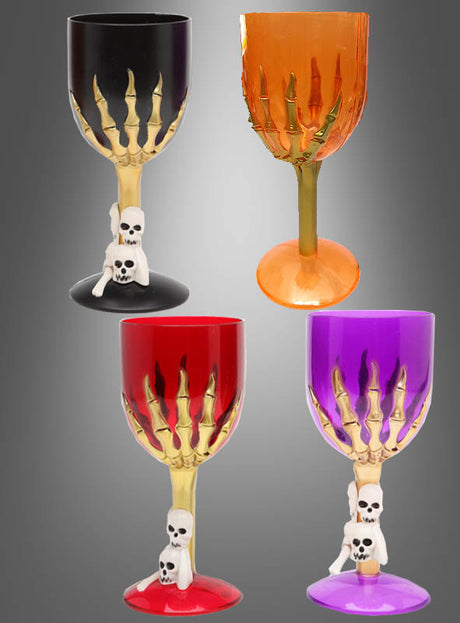 Vierer-Set „Halloween-Weingläser mit Skeletthand, 17 cm“ – farbenfrohe Weingläser mit goldenen Stielen in Form einer Skeletthand und kleinen weißen Totenkopf-Details, präsentiert vor einem grauen Hintergrund mit Farbverlauf. Ideal als Halloween-Dekoration oder als auffällige Weingläser für Ihre gruseligen Feiern.