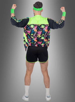 Ein Mann steht mit dem Rücken zur Kamera und trägt den „Retro Neon Aerobic Fitness Anzug Herren“ – eine neongrüne, gemusterte Jacke, kombiniert mit schwarzen Shorts mit grünen Paspeln, ergänzt durch weiße Socken, Turnschuhe sowie passende grüne Schweißbänder und ein Stirnband. Er reckt triumphierend die Fäuste in die Höhe und verkörpert damit perfekt den ikonischen Stil des kurzen Trainingsanzugs der 80er Jahre.