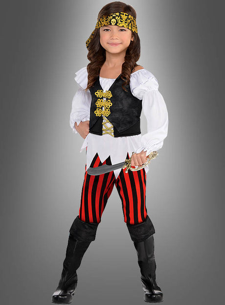 Ein Kind in einem Piratenkostüm für coole Mädchen mit Kopftuch, weißem Hemd, schwarzer Weste, rot-schwarz gestreiften Hosen, schwarzen Stiefeln und einem Spielzeugschwert in der Hand. Dieses Kostüm ist perfekt für kleine Abenteurer, die davon träumen, die Weltmeere zu befahren.