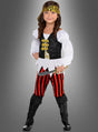 Ein Kind in einem Piratenkostüm für coole Mädchen mit Kopftuch, weißem Hemd, schwarzer Weste, rot-schwarz gestreiften Hosen, schwarzen Stiefeln und einem Spielzeugschwert in der Hand. Dieses Kostüm ist perfekt für kleine Abenteurer, die davon träumen, die Weltmeere zu befahren.
