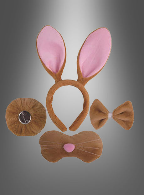 Das „Hasen-Kostüm-Set für Kinder – braun“ umfasst entzückende braune und rosa Hasen-Kostümaccessoires, darunter ein Stirnband mit Hasenohren, einen Schwanz, eine Fliege und eine Nase mit Schnurrhaaren – alles wunderschön vor einem grauen Hintergrund mit Farbverlauf präsentiert. Dieses Set eignet sich perfekt als Osterkostüm oder als verspieltes Hasenkostüm-Set für Kinder.