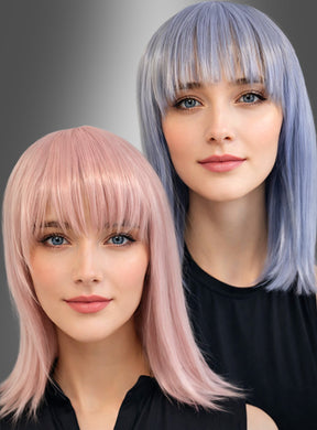 Zwei Frauen mit schulterlangem, glattem Haar und Pony – die eine trägt die Pastell-Perücke „Serra Deluxe Pagenschnitt“ in Pastellrosa, die andere in Pastellblau –, beide in schwarzen, ärmellosen Oberteilen vor einem grau verlaufenden Hintergrund.