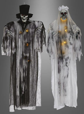 Verleihen Sie Ihrer Halloween-Feier eine gespenstische Note mit der „Braut oder Bräutigam 180 cm Halloween-Dekoration mit Licht“ – einem Paar hängender Skelett-Dekorationen, die jeweils von innen beleuchtet sind. Das eine trägt einen dramatischen schwarzen Anzug und einen Zylinder, während das andere ein wallendes weißes Brautkleid mit Schleier und Blumenkranz trägt – damit ist dieses gruselige Skelett-Brautpaar die perfekte Hängedekoration für unvergessliches Halloween-Flair.