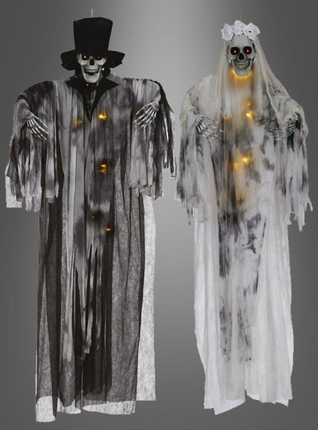Verleihen Sie Ihrer Halloween-Feier eine gespenstische Note mit der „Braut oder Bräutigam 180 cm Halloween-Dekoration mit Licht“ – einem Paar hängender Skelett-Dekorationen, die jeweils von innen beleuchtet sind. Das eine trägt einen dramatischen schwarzen Anzug und einen Zylinder, während das andere ein wallendes weißes Brautkleid mit Schleier und Blumenkranz trägt – damit ist dieses gruselige Skelett-Brautpaar die perfekte Hängedekoration für unvergessliches Halloween-Flair.