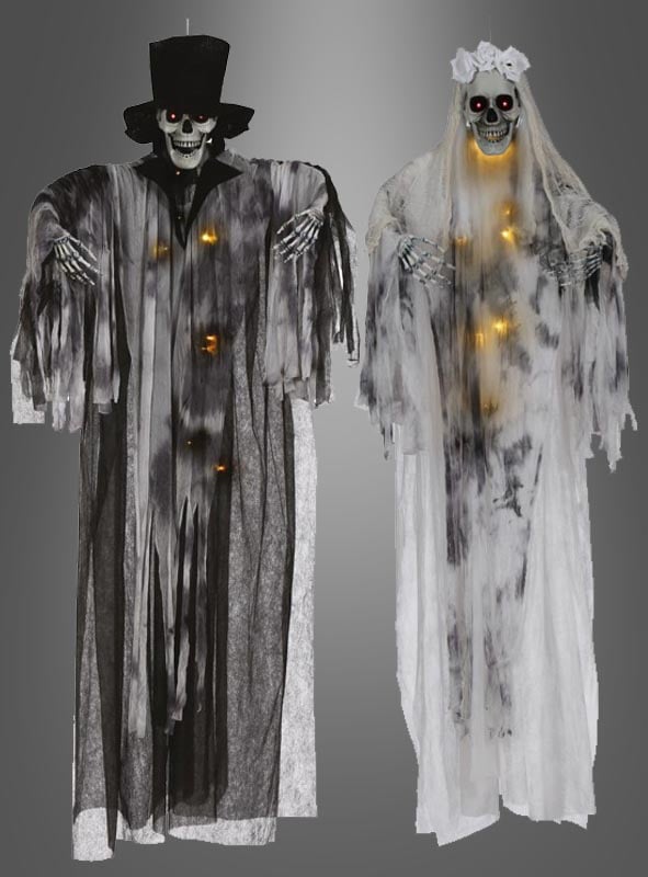 Verleihen Sie Ihrer Halloween-Feier eine gespenstische Note mit der „Braut oder Bräutigam 180 cm Halloween-Dekoration mit Licht“ – einem Paar hängender Skelett-Dekorationen, die jeweils von innen beleuchtet sind. Das eine trägt einen dramatischen schwarzen Anzug und einen Zylinder, während das andere ein wallendes weißes Brautkleid mit Schleier und Blumenkranz trägt – damit ist dieses gruselige Skelett-Brautpaar die perfekte Hängedekoration für unvergessliches Halloween-Flair.