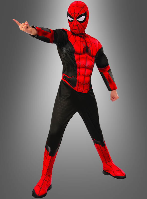 Eine Person, die das Spider-Man V3 Kinderkostüm in Schwarz-Rot trägt, steht mit ausgestrecktem Arm und in einer Haltung, als würde sie ein Spinnennetz abschießen, vor einem schlichten grauen Hintergrund.