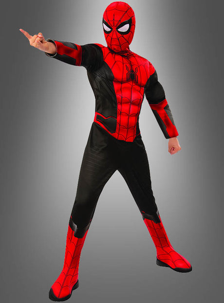 Eine Person, die das Spider-Man V3 Kinderkostüm in Schwarz-Rot trägt, steht mit ausgestrecktem Arm und in einer Haltung, als würde sie ein Spinnennetz abschießen, vor einem schlichten grauen Hintergrund.