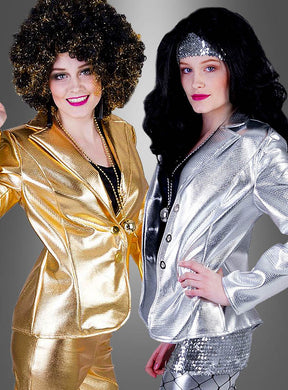 Zwei Personen posieren in glänzenden Retro-Kostümen: Die eine trägt die goldene „Glänzende Disco-Jacke Damen“ und hat lockiges Haar, die andere eine silberne Disco-Jacke im Metallic-Look und glattes schwarzes Haar mit einem Stirnband. Sie stehen vor einem grauen Hintergrund – die perfekte Inspiration für ein 80er-Jahre-Kostüm für Damen.