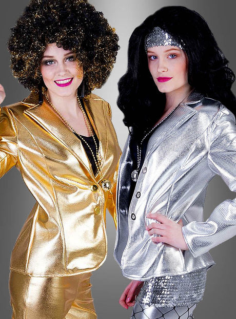 Zwei Personen posieren in glänzenden Retro-Kostümen: Die eine trägt die goldene „Glänzende Disco-Jacke Damen“ und hat lockiges Haar, die andere eine silberne Disco-Jacke im Metallic-Look und glattes schwarzes Haar mit einem Stirnband. Sie stehen vor einem grauen Hintergrund – die perfekte Inspiration für ein 80er-Jahre-Kostüm für Damen.