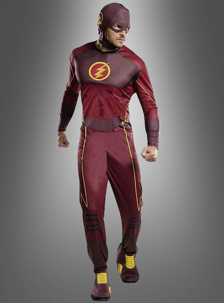 Eine Person, die das „Flash“-Superhelden-Kostüm für Herren trägt – mit einem rot-gelben Design und einem Blitzsymbol auf der Brust –, steht mit geballten Fäusten vor einem grauen Hintergrund.