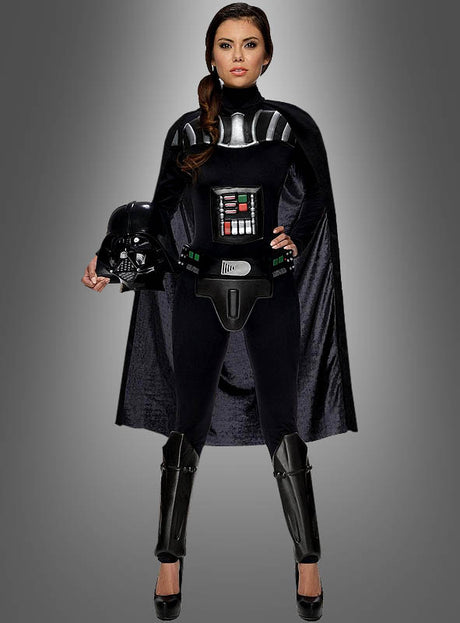 Eine Frau, die das Darth-Vader-Kostüm für Damen trägt und einen Darth-Vader-Helm in der Hand hält, steht vor einem grauen Hintergrund mit Farbverlauf.