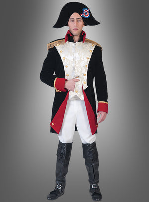 Ein Mann in der Uniform von Napoleon Bonaparte – einem historischen Militärkostüm bestehend aus einem schwarzen Uniformmantel, weißen Hosen, Stiefeln und einem schwarzen Zweispitz – steht vor einem grauen Hintergrund. Damit ist dieses Kostüm die ideale Wahl für alle, die ein authentisches Napoleon-Kostüm suchen, das von der berühmten Schlacht bei Waterloo inspiriert ist.