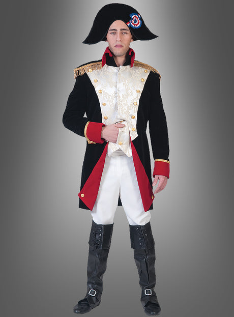 Ein Mann in der Uniform von Napoleon Bonaparte – einem historischen Militärkostüm bestehend aus einem schwarzen Uniformmantel, weißen Hosen, Stiefeln und einem schwarzen Zweispitz – steht vor einem grauen Hintergrund. Damit ist dieses Kostüm die ideale Wahl für alle, die ein authentisches Napoleon-Kostüm suchen, das von der berühmten Schlacht bei Waterloo inspiriert ist.