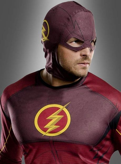 Eine Person in einem kastanienbraunen Superheldenkostüm mit einem gelben Blitz-Emblem und einer Maske, die vor einem grauen Hintergrund steht – das fängt den ikonischen Look des „Flash“-Superheldenkostüms für Herren perfekt ein.