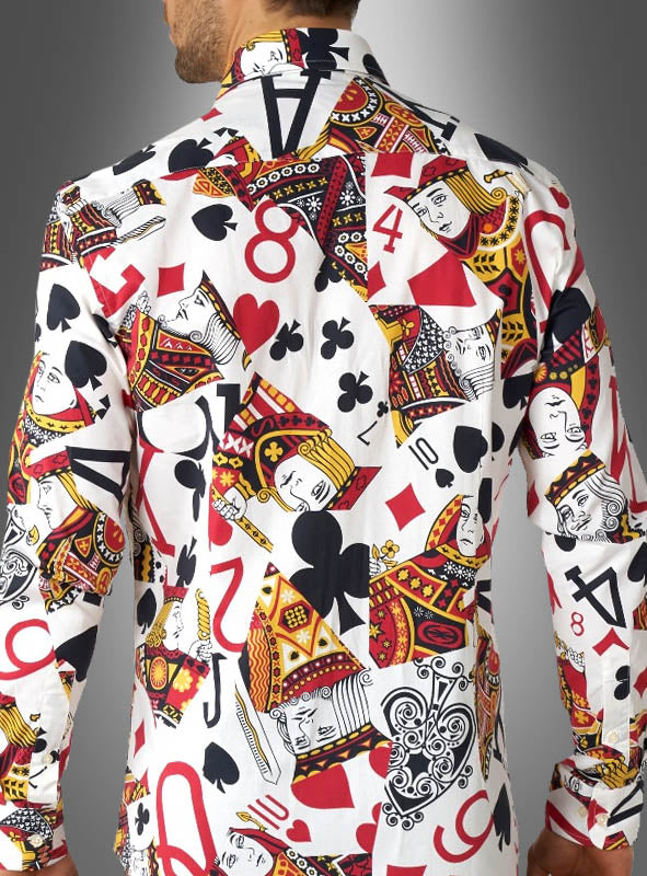 Ein Mann, der das „Spielkarten-Hemd“ von OppoSuits trägt, ein langärmeliges Hemd mit einem farbenfrohen Spielkartenmuster aus Damen, Kreuz, Pik und Zahlen.