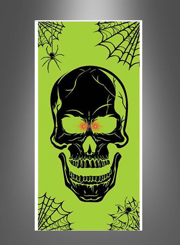 Ein schwarzer Totenkopf mit leuchtend roten Augen ist in der Mitte eines grünen Hintergrunds abgebildet, umgeben von Spinnweben und Spinnen in den Ecken – die perfekte Halloween-Dekoration. Das Türposter „Halloween“ (76 x 152 cm) mit LED-Beleuchtung besticht durch lebendige Details und sorgt dank des integrierten LED-Lichteffekts für eine noch eindrucksvollere Wirkung.