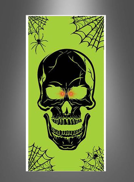 Ein schwarzer Totenkopf mit leuchtend roten Augen ist in der Mitte eines grünen Hintergrunds abgebildet, umgeben von Spinnweben und Spinnen in den Ecken – die perfekte Halloween-Dekoration. Das Türposter „Halloween“ (76 x 152 cm) mit LED-Beleuchtung besticht durch lebendige Details und sorgt dank des integrierten LED-Lichteffekts für eine noch eindrucksvollere Wirkung.