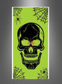 Ein schwarzer Totenkopf mit leuchtend roten Augen ist in der Mitte eines grünen Hintergrunds abgebildet, umgeben von Spinnweben und Spinnen in den Ecken – die perfekte Halloween-Dekoration. Das Türposter „Halloween“ (76 x 152 cm) mit LED-Beleuchtung besticht durch lebendige Details und sorgt dank des integrierten LED-Lichteffekts für eine noch eindrucksvollere Wirkung.