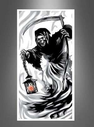 Der Sensenmann in einem schwarzen Umhang, der eine Sense und eine rot leuchtende Laterne hält, umgeben von wirbelndem Nebel vor grauem Hintergrund – perfekt als auffälliges Türposter Halloween 76 x 152 cm mit LED-Beleuchtung. Diese gruselige Halloween-Dekoration verwandelt Ihren Eingangsbereich und sorgt bei Ihren Gästen für eine unheimliche Atmosphäre.