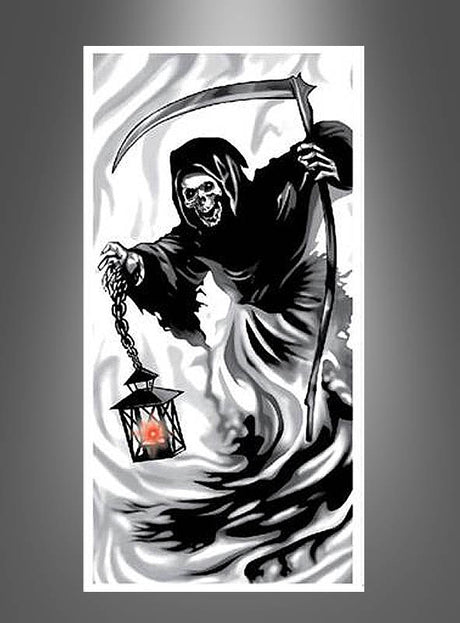 Der Sensenmann in einem schwarzen Umhang, der eine Sense und eine rot leuchtende Laterne hält, umgeben von wirbelndem Nebel vor grauem Hintergrund – perfekt als auffälliges Türposter Halloween 76 x 152 cm mit LED-Beleuchtung. Diese gruselige Halloween-Dekoration verwandelt Ihren Eingangsbereich und sorgt bei Ihren Gästen für eine unheimliche Atmosphäre.