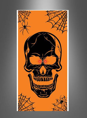 Klar! Hier ist eine überarbeitete Version unter Verwendung der bereitgestellten Produktdaten: Das Türposter „Halloween 76 x 152 cm mit LED-Beleuchtung“ zeigt einen schwarzen Totenkopf mit leuchtend roten Augen vor orangefarbenem Hintergrund, umgeben von filigranen Spinnweben und einer Spinne in der oberen linken Ecke – eine gruselige Halloween-Dekoration, die sich perfekt für Ihre Tür eignet und durch einen unheimlichen LED-Lichteffekt abgerundet wird.